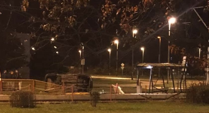 Rozpędzony samochód wjechał w przystanek MZK!