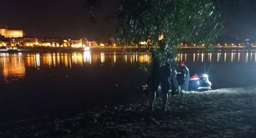 Samochód wpadł do Wisły. Gdzie jest właściciel? [FOTO, WIDEO]