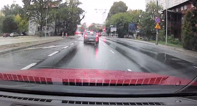 Deszcz, godziny szczytu i rażące złamanie przepisów na Grudziądzkiej [WIDEO]