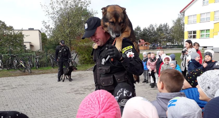 Specjalne szkolenie dla pierwszaków. Policjanci odwiedzili gminę Łysomice [FOTO]