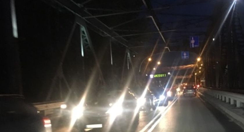 Duży korek na moście drogowym. Czytelnik: doszło do karambolu!