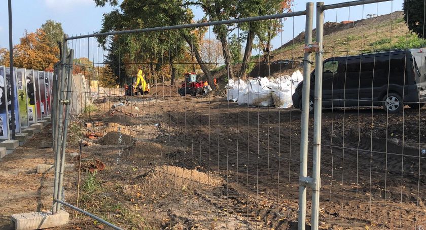 Tragedia na budowie w Toruniu. Ładowarka teleskopowa przygniotła mężczyznę [FOTO]