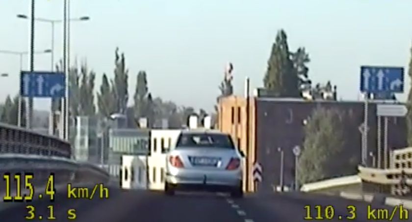 Pędzili ponad 100 km/h przez miasto. Tak kończy się jazda piratów drogowych w Toruniu [WIDEO]