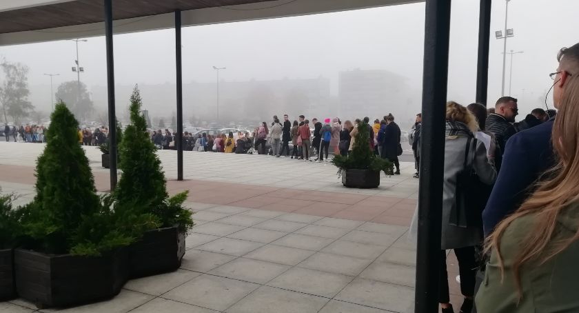 Ogromna kolejka przed Aulą UMK. Studenci czekają, ale mają powody