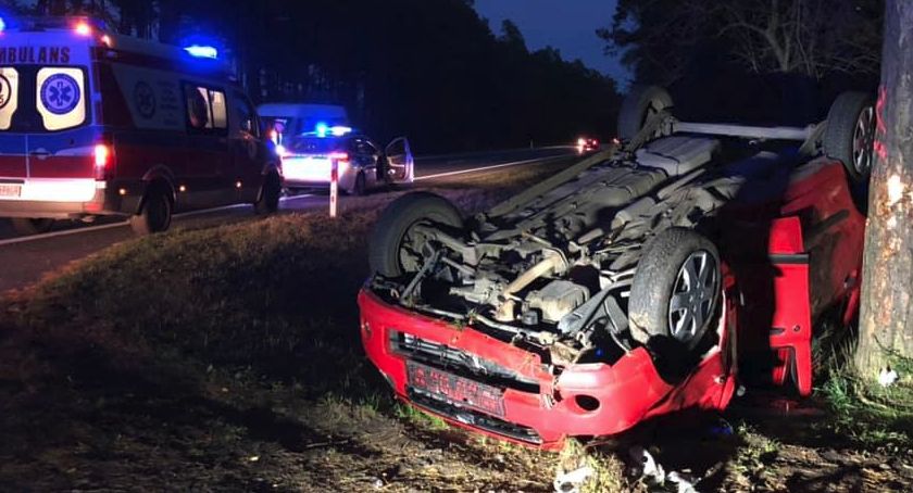 Dachowanie na trasie Toruń - Bydgoszcz. Wśród poszkodowanych kilkuletnie dziecko! [FOTO]