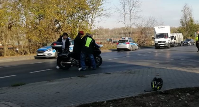 Samochód osobowy zderzył się z motocyklem w Toruniu