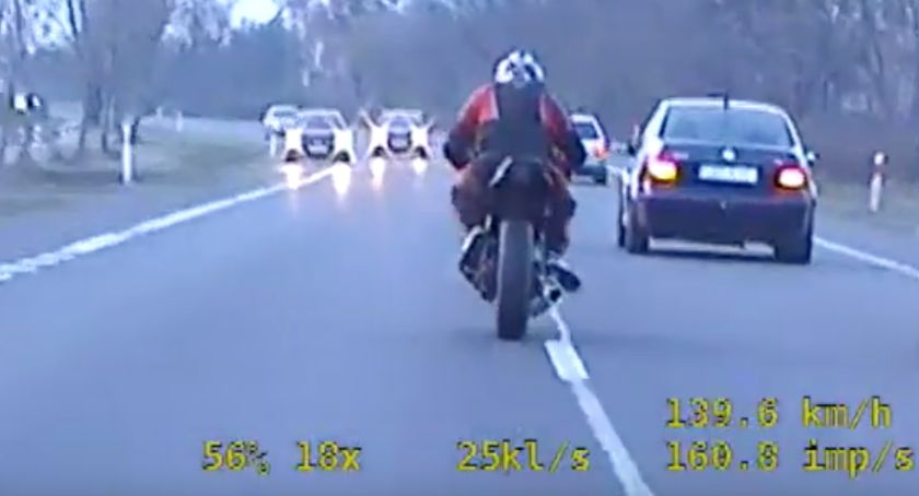 Policyjny pościg pod Toruniem. Brawurowa ucieczka motocyklisty bez uprawnień [WIDEO]