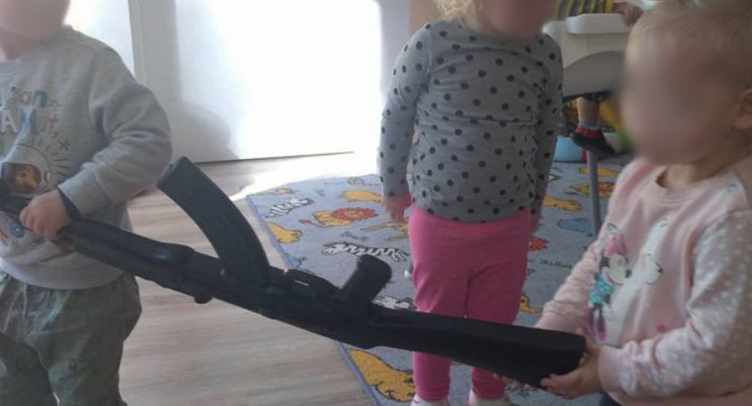 Broń w rękach dzieci ze żłobka w Toruniu. Jest reakcja miasta [FOTO]