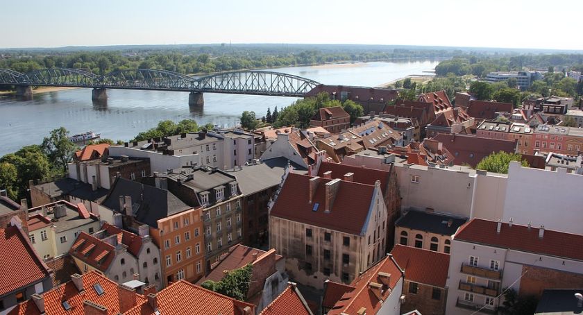Niepokojące odgłosy nad Toruniem. Jakie jest źródło tego hałasu?