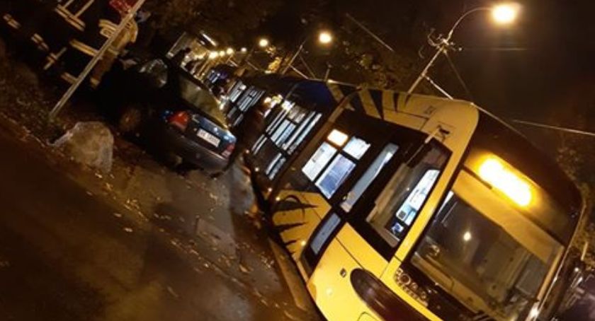 Samochód osobowy zderzył się z tramwajem w Toruniu [FOTO]