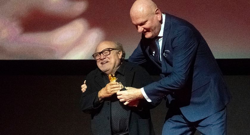 Prezydent Torunia razem z Dannym DeVito. Zdjęcia z gali otwarcia Camerimage robią furorę! [FOTO]