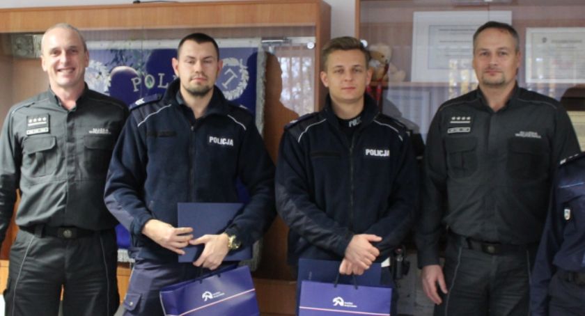 Oto funkcjonariusze, którzy uratowali życie kobiety na cmentarzu w Toruniu [FOTO]