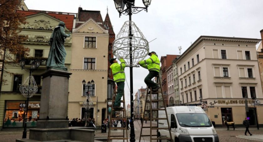 W Toruniu trwa montaż bajkowej iluminacji świątecznej