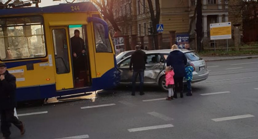 Wypadek w Toruniu. Samochód wjechał pod tramwaj [PILNE]