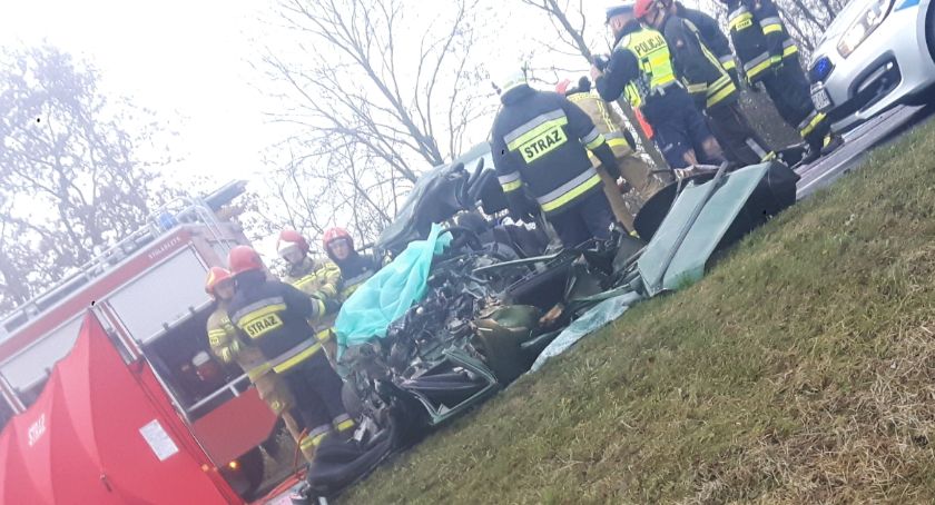 Dwie osoby zginęły w wypadku pod Toruniem. Trwa akcja ratunkowa [PILNE]