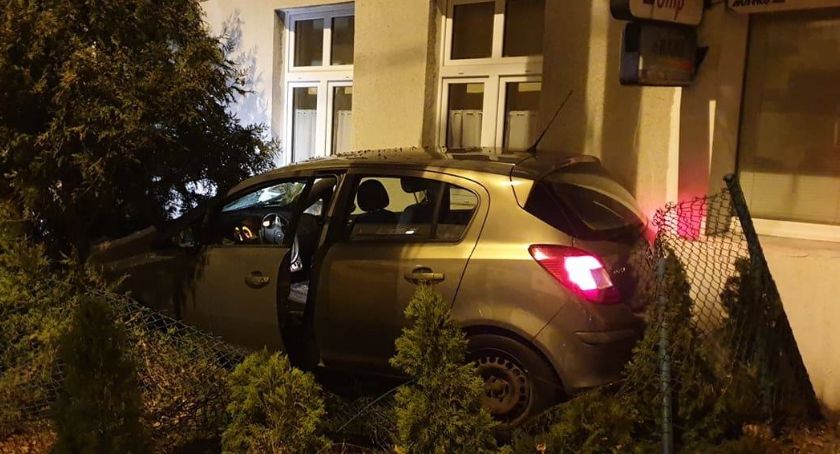 Wypadek w Toruniu. Samochód potrącił pieszego i wjechał w ogrodzenie!
