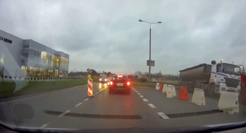 Kierowca złamał przepisy na remontowanej Grudziądzkiej. Został przyłapany przez policję [WIDEO]