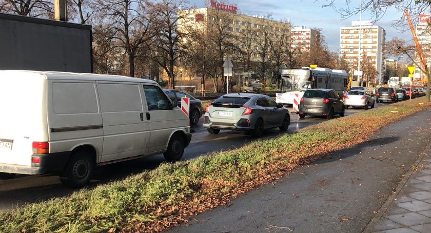 Ogromne utrudnienia na Placu Rapackiego. Urzędnicy radzą, jak jeździć