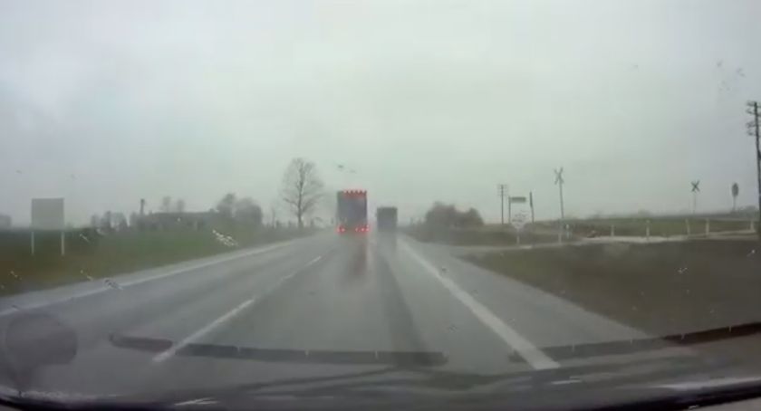 „O włos od tragedii”. Kierowca ciężarówki wyprzedza na wzniesieniu [WIDEO]
