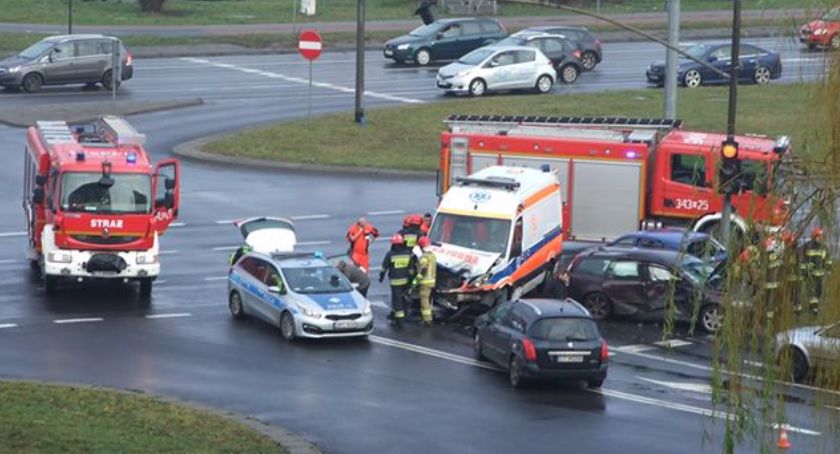 Karambol na Rubinkowie z udziałem karetki na sygnale [FOTO]