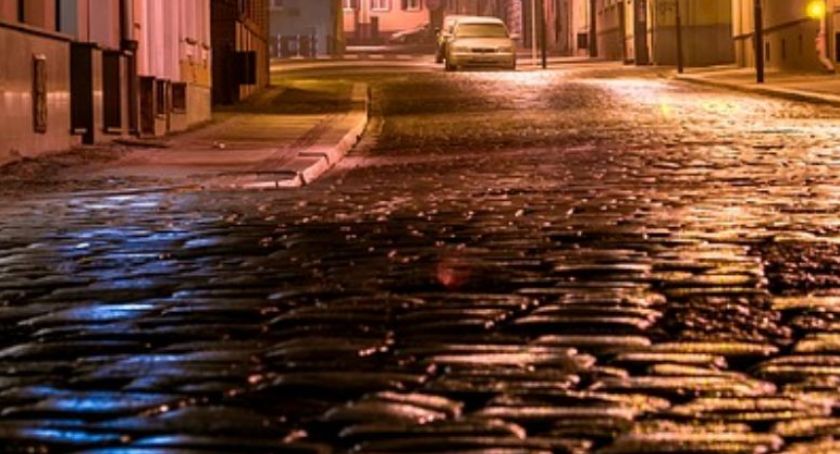 Trzech mężczyzn okradło kobietę w nocy w centrum Torunia