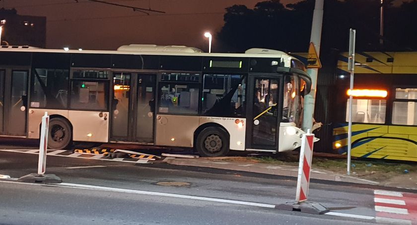Wypadek na placu Hoffmanna. Autobus MZK wjechał w tramwaj [FOTO]