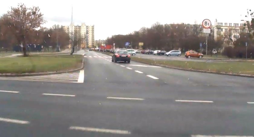 Do sklepu po... pasach. „Ciekawy manewr” kierowcy w Toruniu [WIDEO]