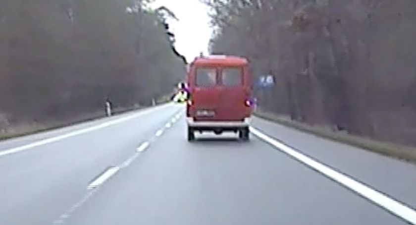Niecodzienna sytuacja na drodze. Fałszywy strażak jechał na sygnale do Torunia [WIDEO]