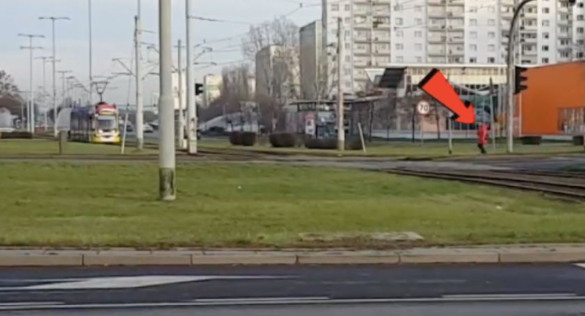 O krok od tragedii. Mikołajkowy tramwaj prawie potrącił kobietę [WIDEO]