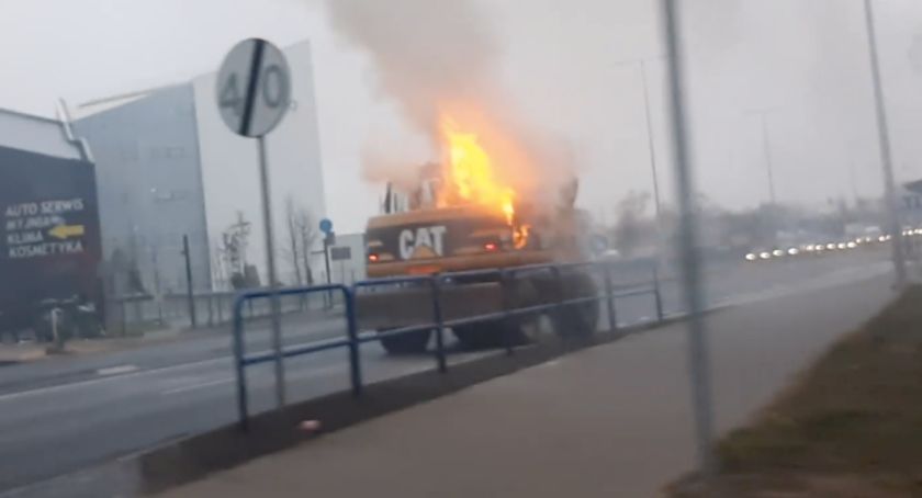 Koparka stanęła w płomieniach w Toruniu. Zablokowana jezdnia w kierunku miasta [PILNE]