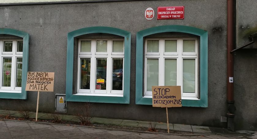 Matki czują się pokrzywdzone. Kobiety rozpoczęły protest przed oddziałem ZUS w Toruniu [FOTO]