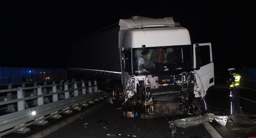 Splot nieszczęśliwych zdarzeń na A1. Nie żyje mężczyzna, który spadł z wiaduktu [FOTO]