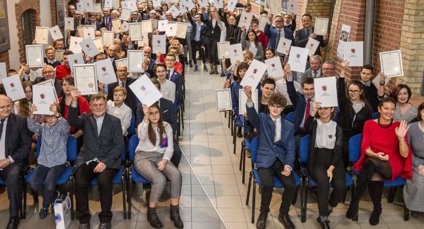 Oto „prymusi” z Torunia i regionu. Otrzymają nawet 500 złotych miesięcznie