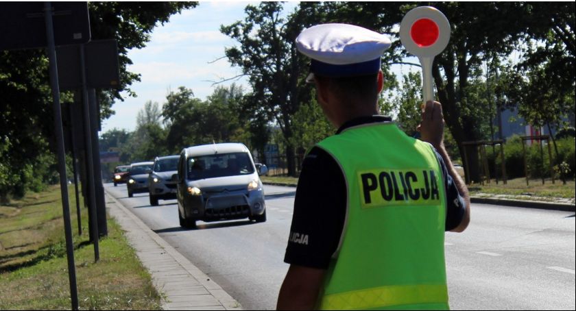 Policjanci zatrzymali auto przy ul. Fałata w Toruniu i skorzystali z nowych uprawnień