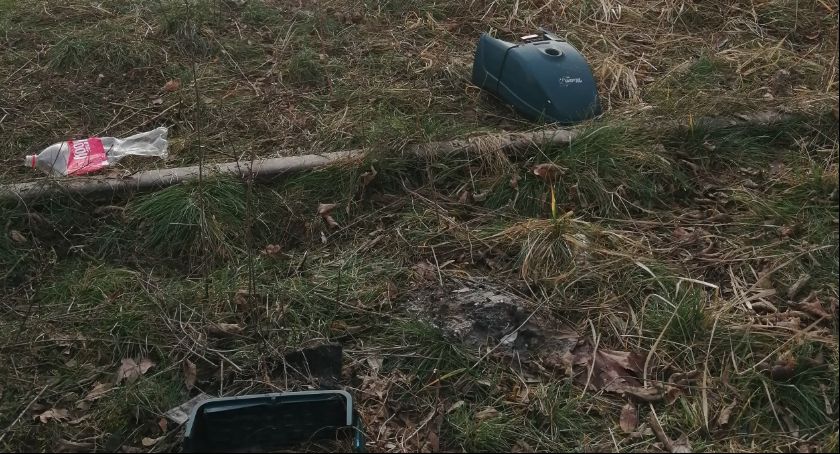 Ciuchy, odkurzacz i inne odpady. Okolice dworca w Toruniu w opłakanym stanie... [FOTO]