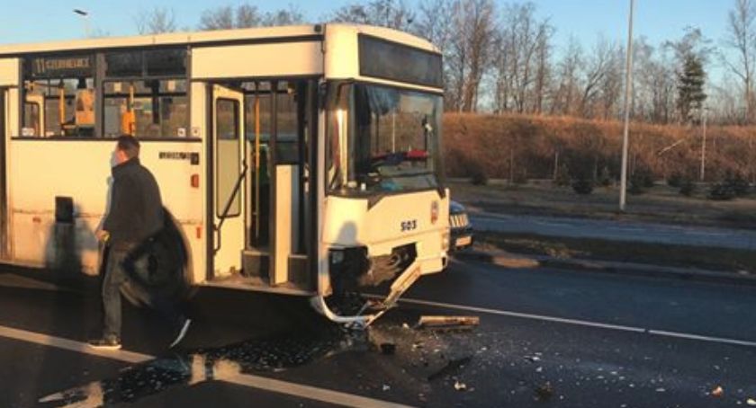 Wypadek z udziałem autobusu MZK w Toruniu [FOTO]