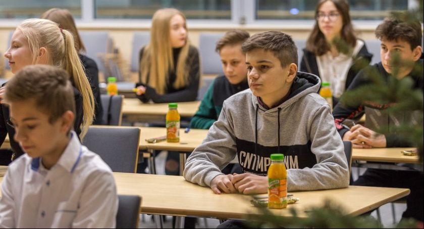 Uczniowie z Obrowa i Łubianki popisali się wiedzą o samorządzie terytorialnym [FOTO]