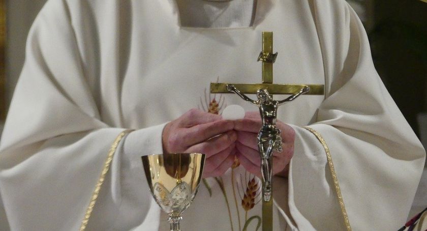 Diecezja toruńska w tarapatach? Ofiara księdza - pedofila żąda ogromnego odszkodowania
