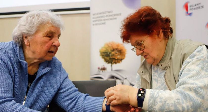 Województwo rozdaje bransoletki, które uratowały życie panu Aleksandrowi i pani Halinie