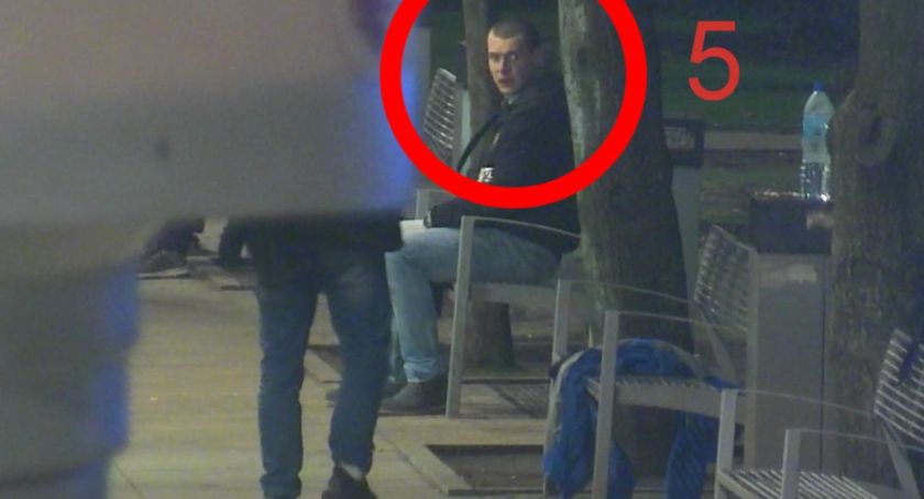 Atak na obcokrajowców na starówce. Policja ustaliła pierwszych napastników [FOTO]
