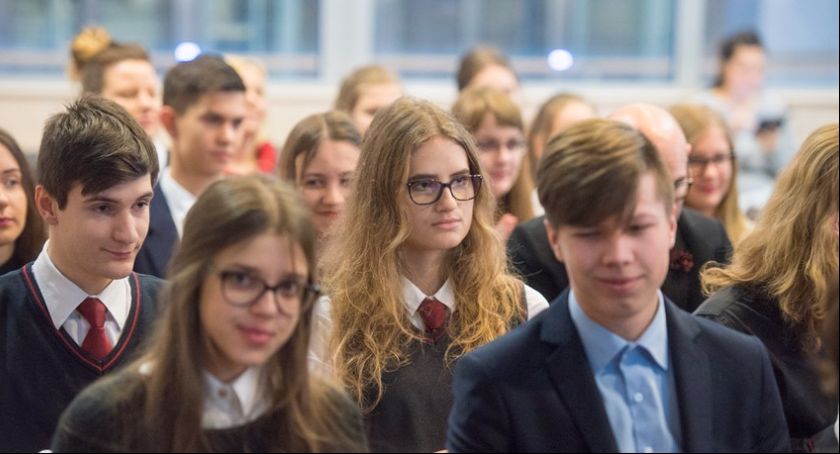 Oto najwięksi „prymusi” z Torunia i regionu. Otrzymają nawet 500 złotych miesięcznie