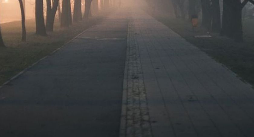 Siedział w nocy bez butów i kurtki w Toruniu. Interweniowali strażnicy