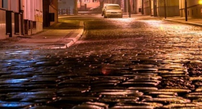 Nocna demolka w centrum Torunia. Straż Miejska zatrzymała grupę agresywnych mężczyzn