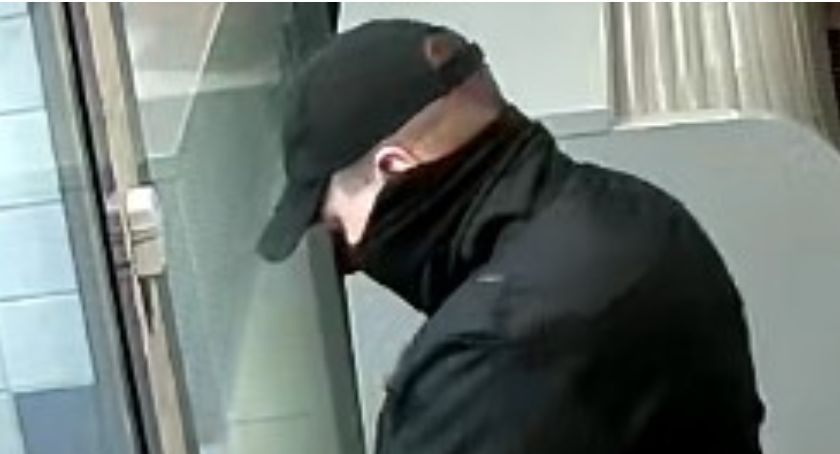 Toruńska policja poszukuje przestępcy z Torunia. Rozpoznajesz go? [FOTO]
