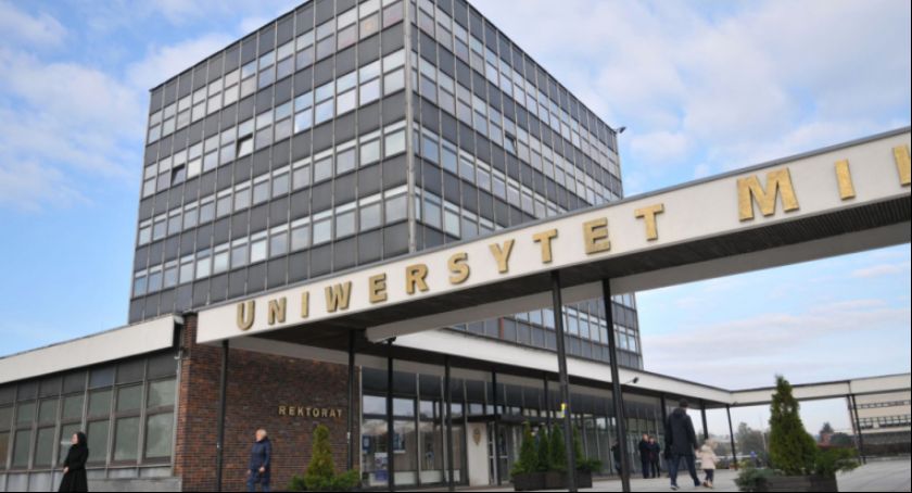 Studenci UMK żądają zwolnienia profesora. „Dopuścił się wielokrotnego molestowania”