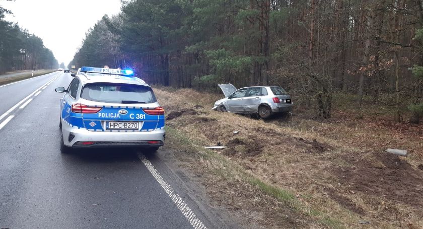 Groźny wypadek w Toruniu. Auto wypadło poza jezdnię [FOTO]