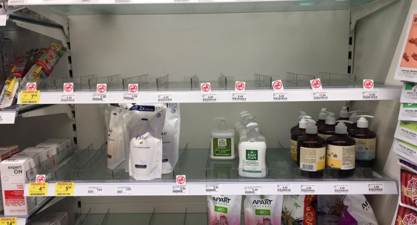 Towary znikają z półek. W sklepach w Toruniu dochodzi do agresywnych zachowań