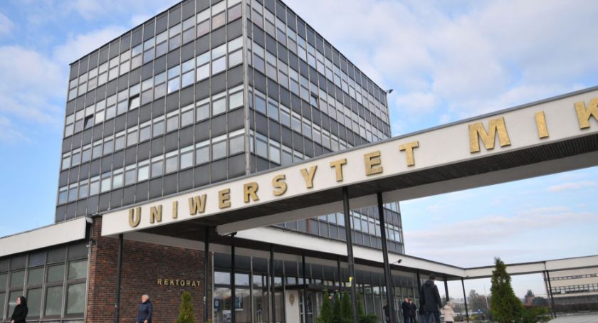 Kontrowersyjny profesor zwolniony dyscyplinarnie z UMK