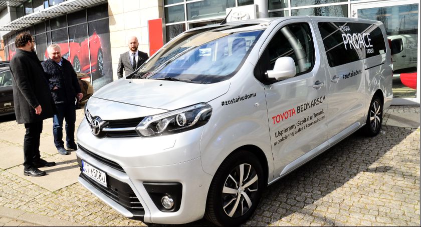 Toyota Bednarscy przekazał toruńskiemu szpitalowi dostawczą Toyotę [FOTO]