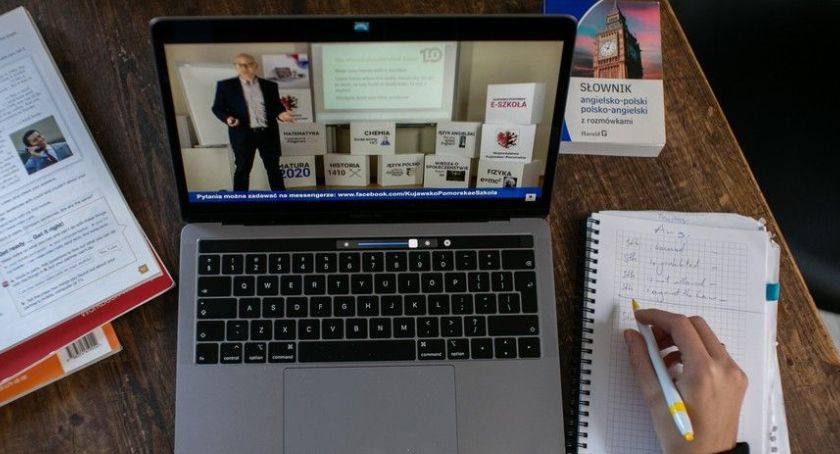 Jak będzie funkcjonować  Kujawsko-Pomorska e-Szkoła w Wielkim Tygodniu?
